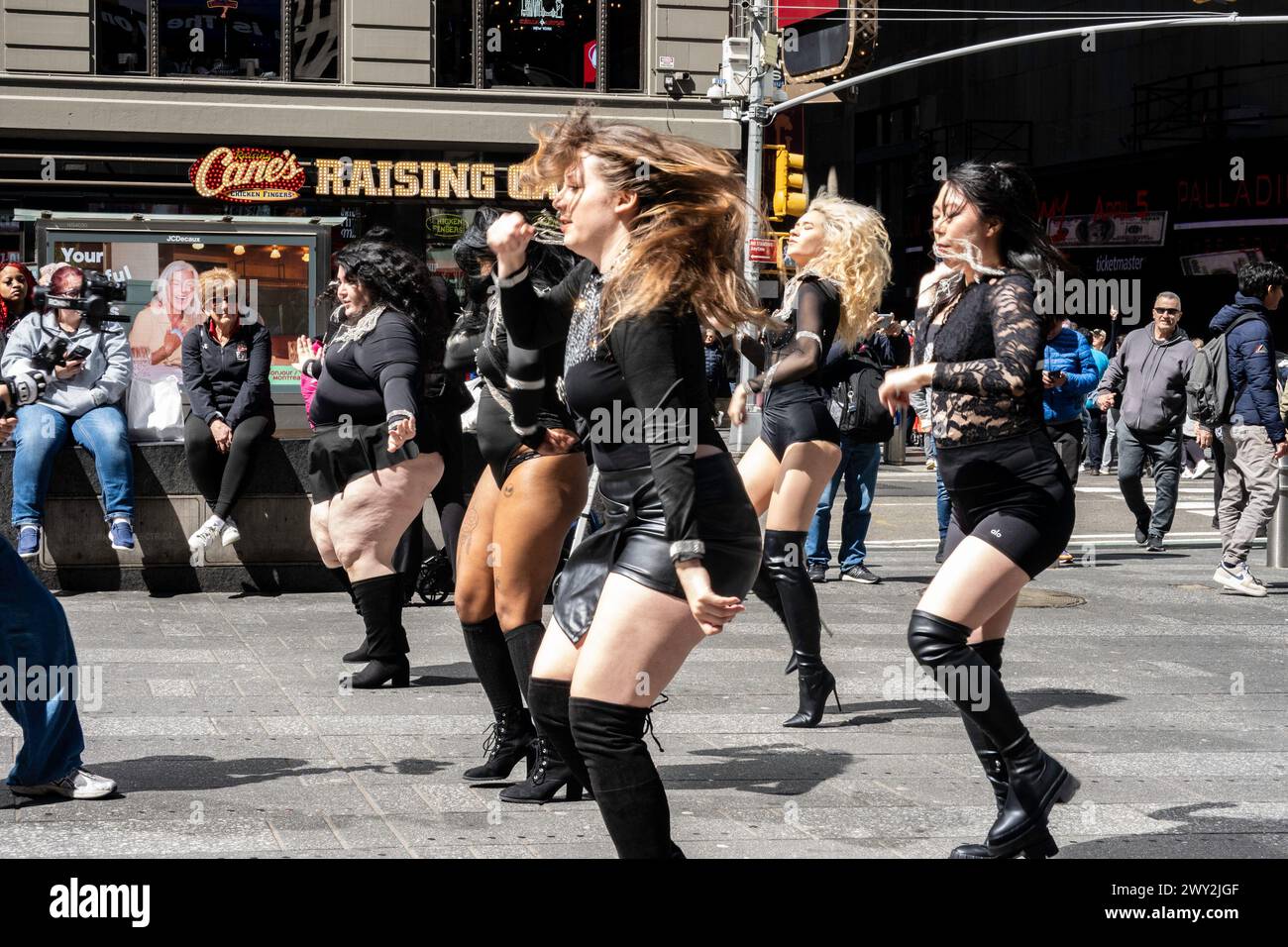 Tänzer werden für aVideo, Times Square, NYC, 2024, USA gedreht Stockfoto