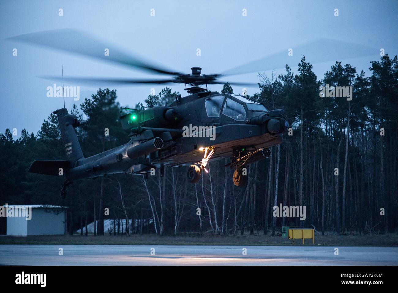Am 21. März 2024 bereitet sich eine AH-64 Apache Crew der Task Force Saber, 1-6ACS, auf einen Flug in Polen vor. (Fotos der US-Armee von Grzegorz Czaplicki) Stockfoto