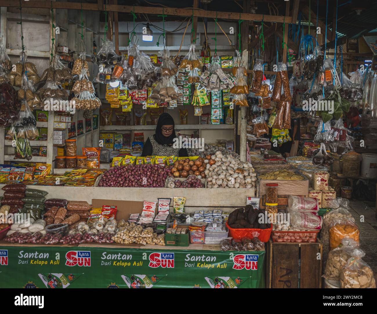 Balikpapan, Indonesien - 15. März 2024. Ihr Laden hat so viele Gewürze. Stockfoto