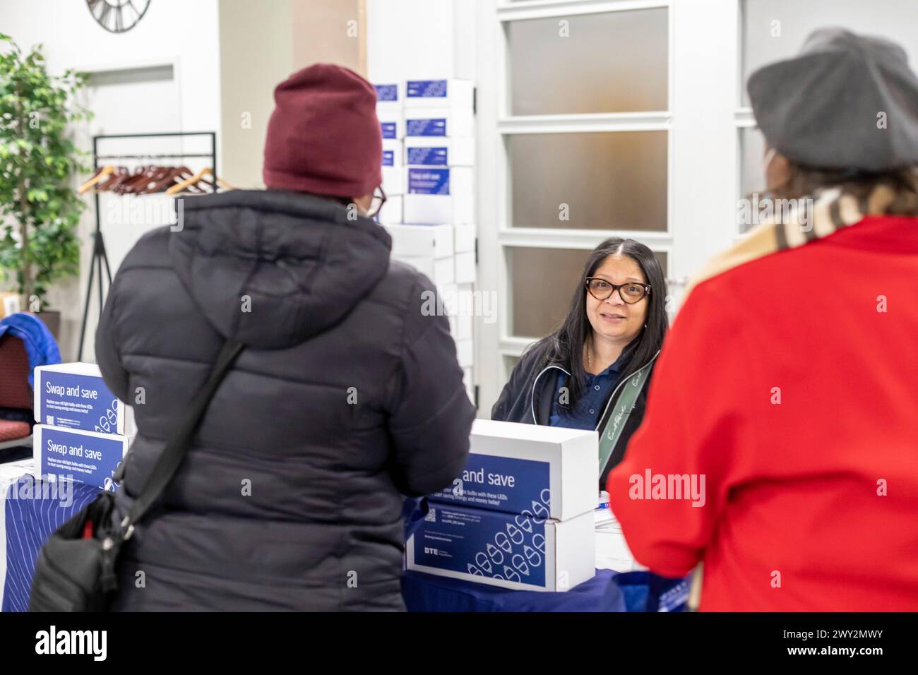 Detroit, Michigan - Ein Vertreter von DTE Energy verteilt energiesparende LED-Glühlampen auf einer Gesundheitsmesse. Stockfoto