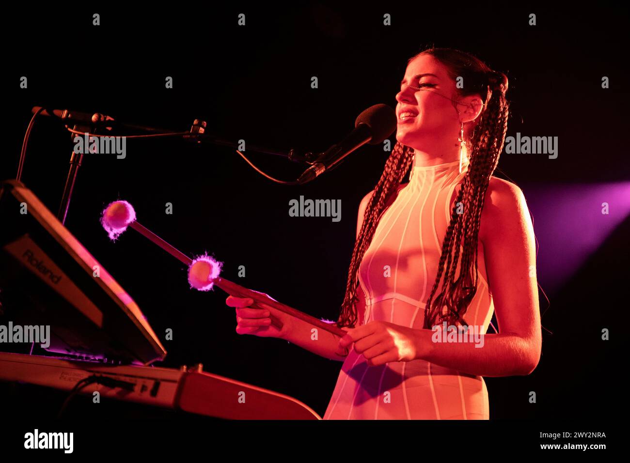 Barcelona, Spanien. 2024.04.03. Marina Herlop tritt auf der Bühne im Sala Apolo 2 beim Klaviertag am 03. April 2024 in Barcelona auf. Stockfoto