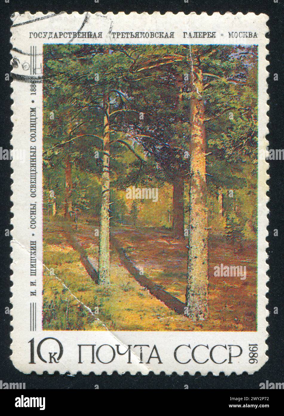 RUSSLAND - CA. 1986: Briefmarke gedruckt von Russland, zeigt sonnendurchflutete Kiefern von Iwan Shishkin, ca. 1986 Stockfoto
