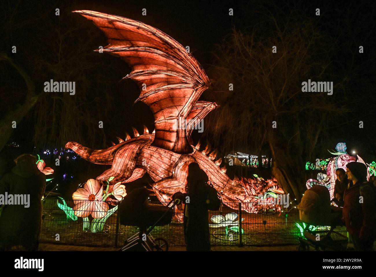 Kleve Tiergarten - China-Lights Lichtershow Kleve Tiergarten - China-Lights Lichtershow, Kleve Nordrhein Westfalen Deutschland *** Kleve Tiergarten China Lights Lichtershow Kleve Tiergarten China Lights Lichtershow, Kleve Nordrhein Westfalen Deutschland Stockfoto