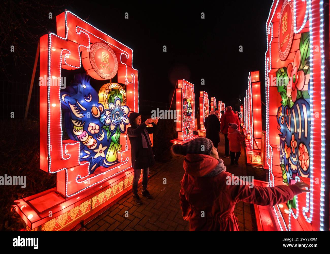 Kleve Tiergarten - China-Lights Lichtershow Kleve Tiergarten - China-Lights Lichtershow, Kleve Nordrhein Westfalen Deutschland *** Kleve Tiergarten China Lights Lichtershow Kleve Tiergarten China Lights Lichtershow, Kleve Nordrhein Westfalen Deutschland Stockfoto