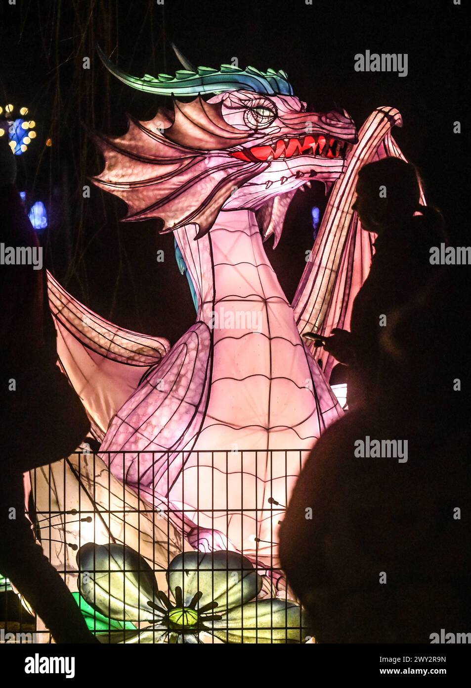 Kleve Tiergarten - China-Lights Lichtershow Kleve Tiergarten - China-Lights Lichtershow, Kleve Nordrhein Westfalen Deutschland *** Kleve Tiergarten China Lights Lichtershow Kleve Tiergarten China Lights Lichtershow, Kleve Nordrhein Westfalen Deutschland Stockfoto