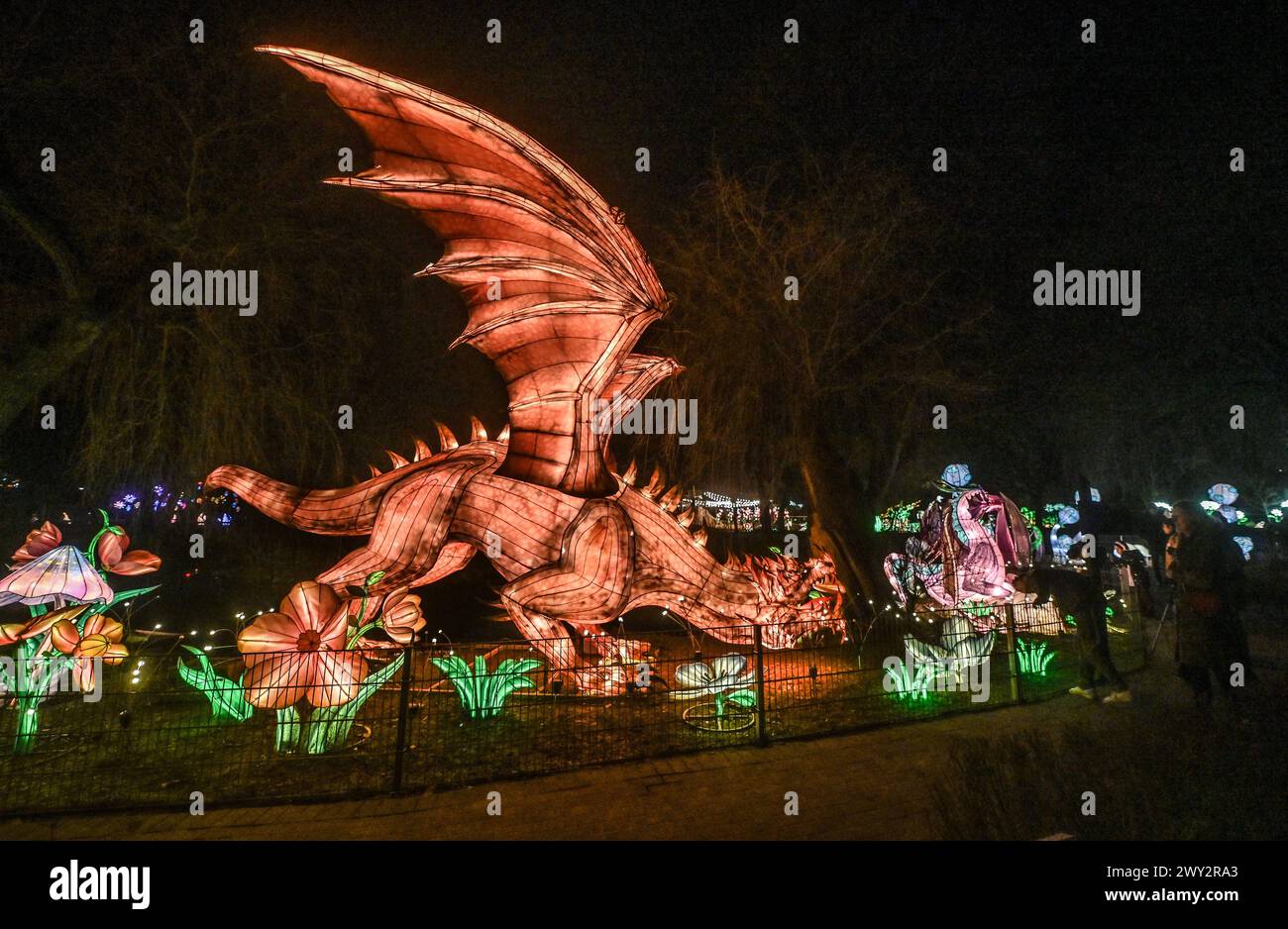 Kleve Tiergarten - China-Lights Lichtershow Kleve Tiergarten - China-Lights Lichtershow, Kleve Nordrhein Westfalen Deutschland *** Kleve Tiergarten China Lights Lichtershow Kleve Tiergarten China Lights Lichtershow, Kleve Nordrhein Westfalen Deutschland Stockfoto
