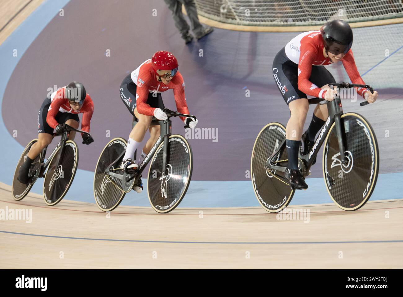 Los Angeles, Kalifornien, USA. April 2024. Kanadas Sprint-Team der Damen wurde Zweiter in der Qualifikation und in der Goldmedaillenrunde. (L-R) Lauriane Genest, Kelsey Mitchell und Sarah Orban. Quelle: Casey B. Gibson/Alamy Live News Stockfoto