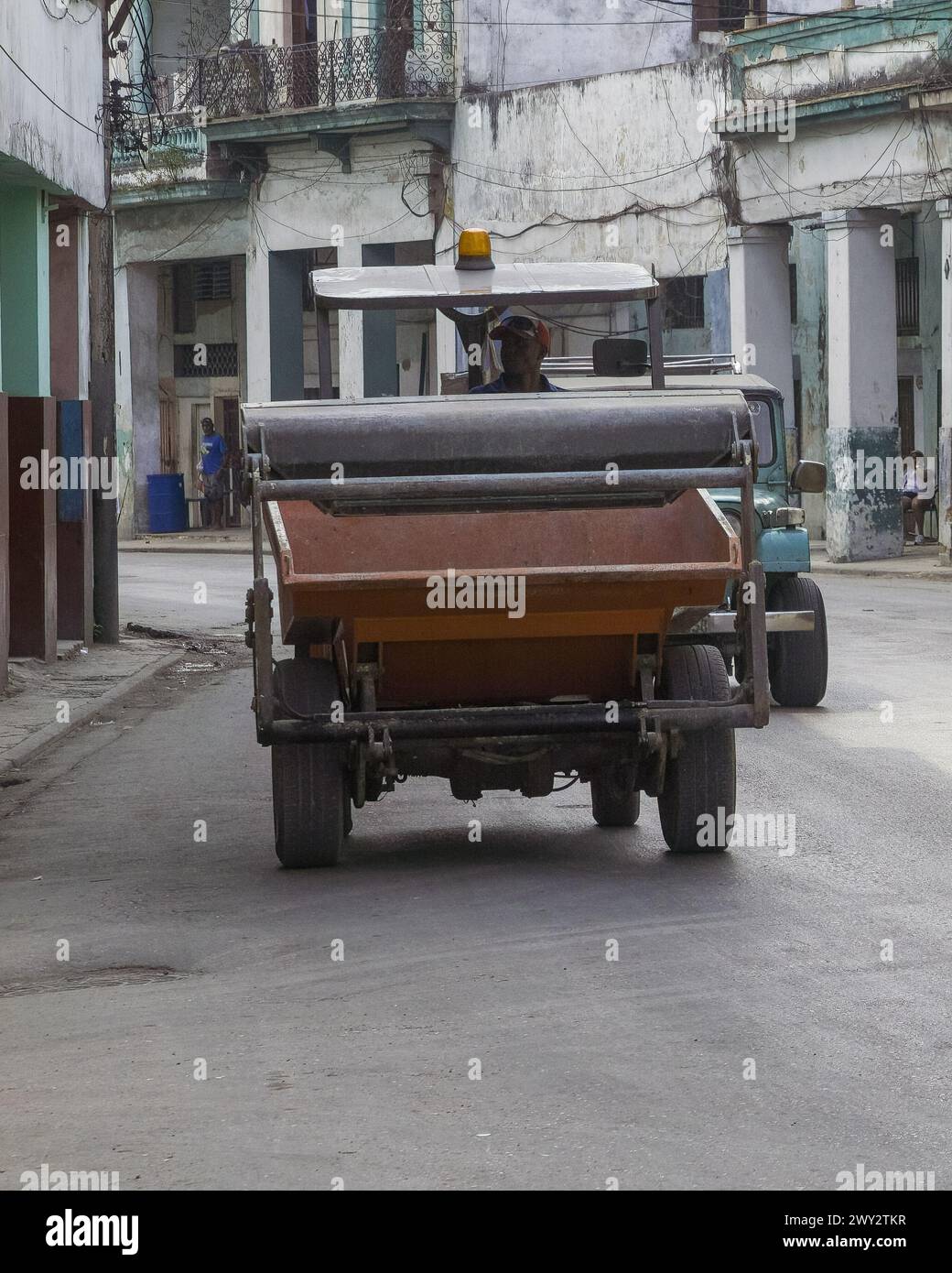Baufahrzeug fährt auf einer Stadtstraße, Havanna, Kuba Stockfoto