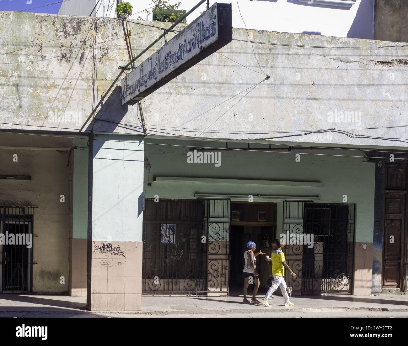 Mundo de Maravillas-Schild. Kubaner an einem alten Schild und einer alten Gebäudefassade, Havanna, Kuba Stockfoto