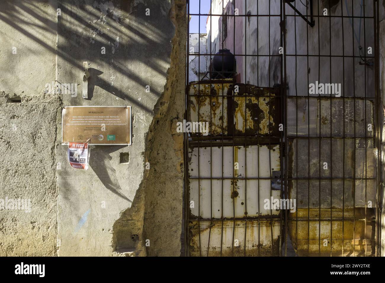 Rostige Metalltür in einem heruntergekommenen Gebäude, Havanna, Kuba Stockfoto
