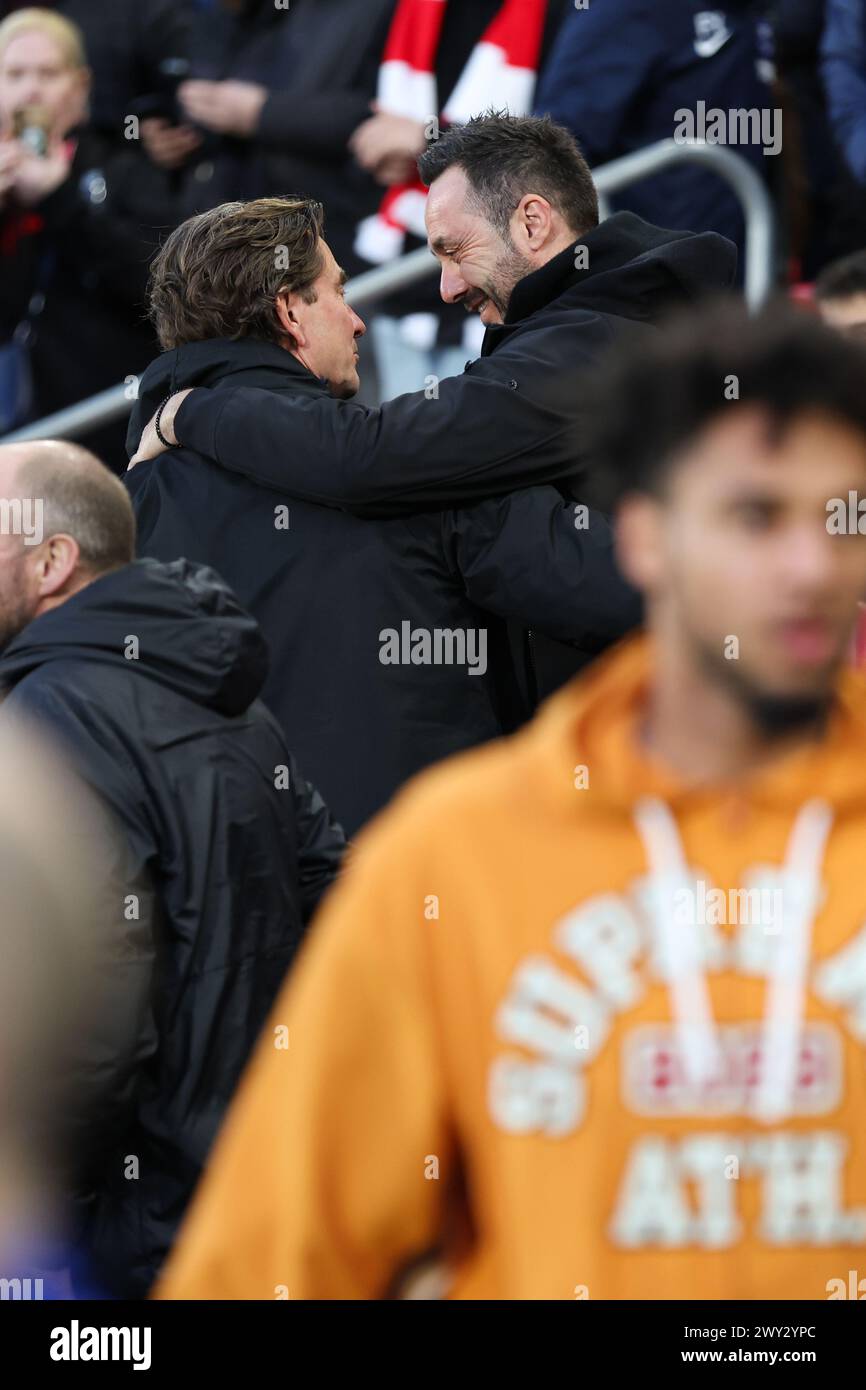 London, Großbritannien. April 2024. Thomas Frank, Trainer von Brentford (links) und Roberto de Zerbi, Trainer von Brighton und Hove Albion (rechts) vor dem Spiel der Premier League im Gtech Community Stadium, London. Der Bildnachweis sollte lauten: Kieran Cleeves/Sportimage Credit: Sportimage Ltd/Alamy Live News Stockfoto