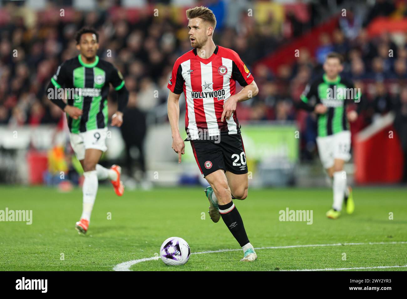 London, Großbritannien. April 2024. Kristoffer Ajer aus Brentford im Spiel der Premier League im Gtech Community Stadium in London. Der Bildnachweis sollte lauten: Kieran Cleeves/Sportimage Credit: Sportimage Ltd/Alamy Live News Stockfoto