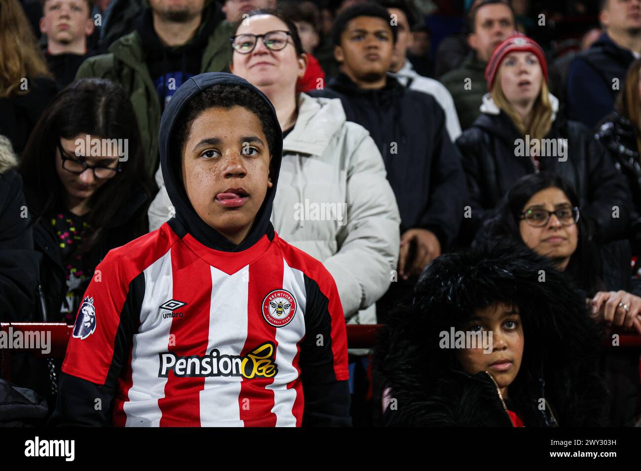 London, Großbritannien. April 2024. Brentford-Fans während des Premier League-Spiels im Gtech Community Stadium in London. Der Bildnachweis sollte lauten: Kieran Cleeves/Sportimage Credit: Sportimage Ltd/Alamy Live News Stockfoto