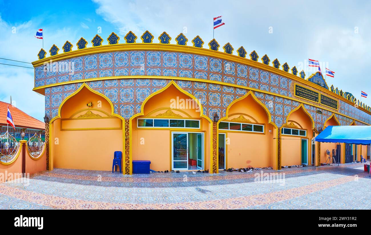 Panorama des malerischen Gebäudes des Darussalam Ethics Training Center, dekoriert mit islamischen Fliesen, Ko Panyi Dorf, Phang Nga Bay, Thailand Stockfoto