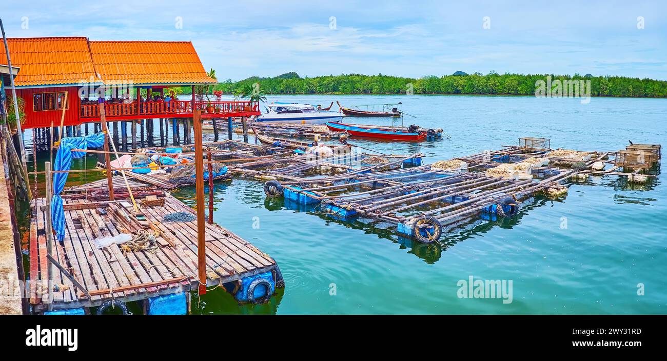 Die alten Kajaks und Fischfarmen am Ufer des muslimischen Stelzendorfes Ko Panyi (Koh Panyee) in der Phang Nga Bay, Thailand Stockfoto