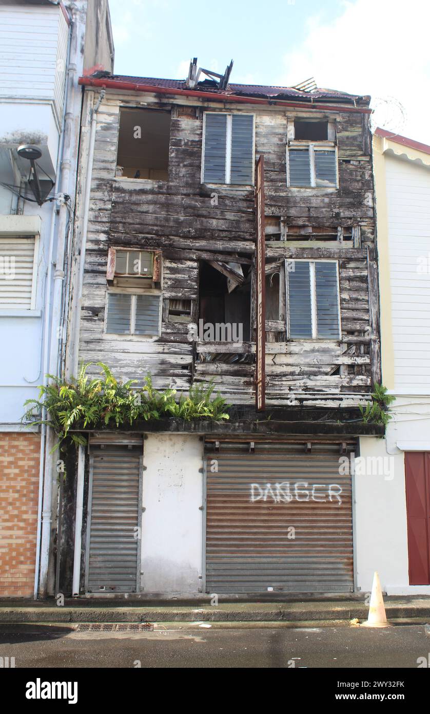 Verlassenes und verbranntes zweistöckiges Gebäude in Fort-de-France, Martinique, mit Gefahr bespritzt Stockfoto