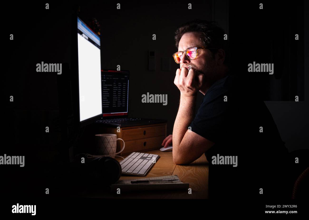 Professionelle Person, die nachts am Computer arbeitet Stockfoto