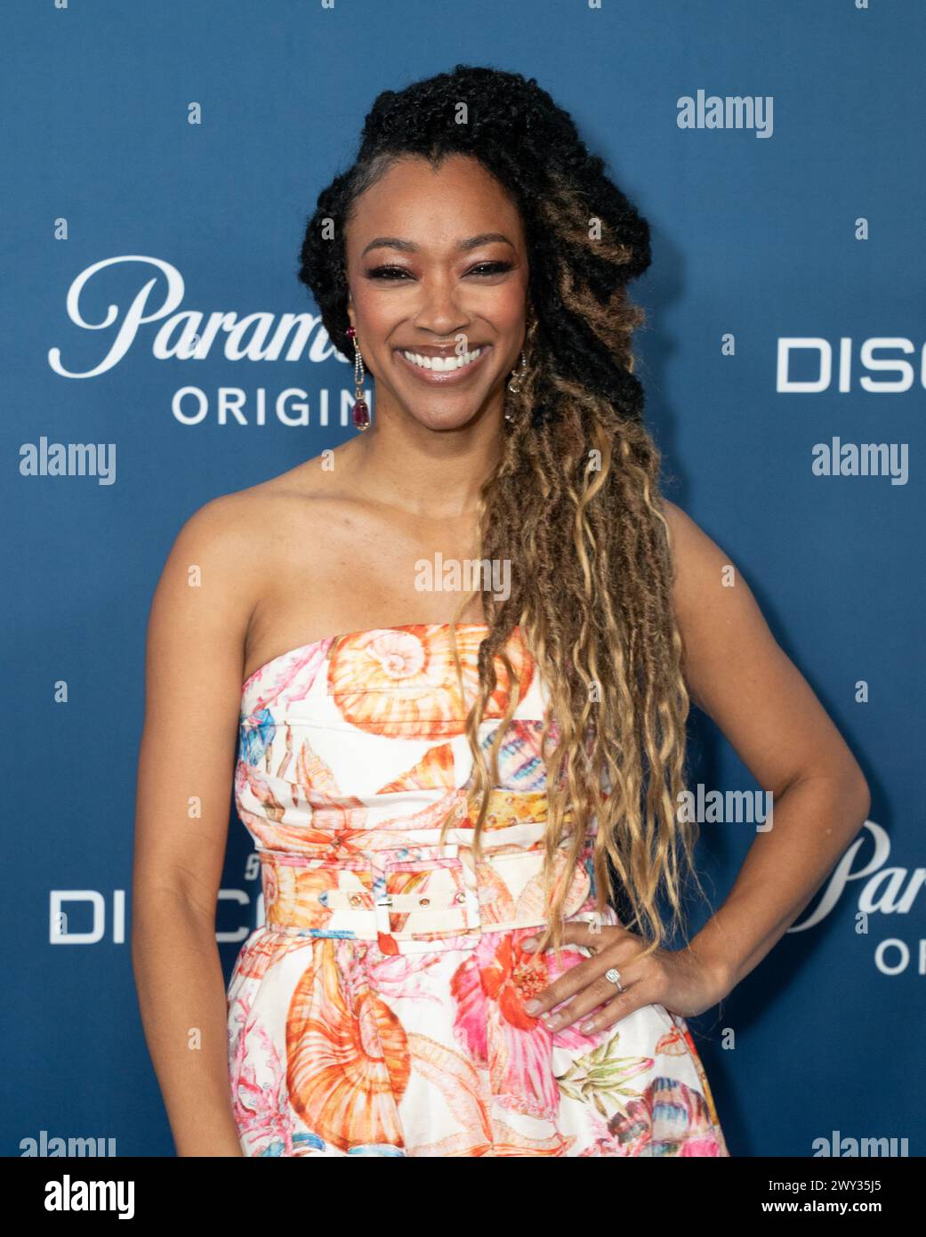 Sonequa Martin-Green trägt ein Kleid von Rebecca Vallance, das am 3. April 2024 auf dem AMC Lincoln Square in New York Premiere feiert Stockfoto