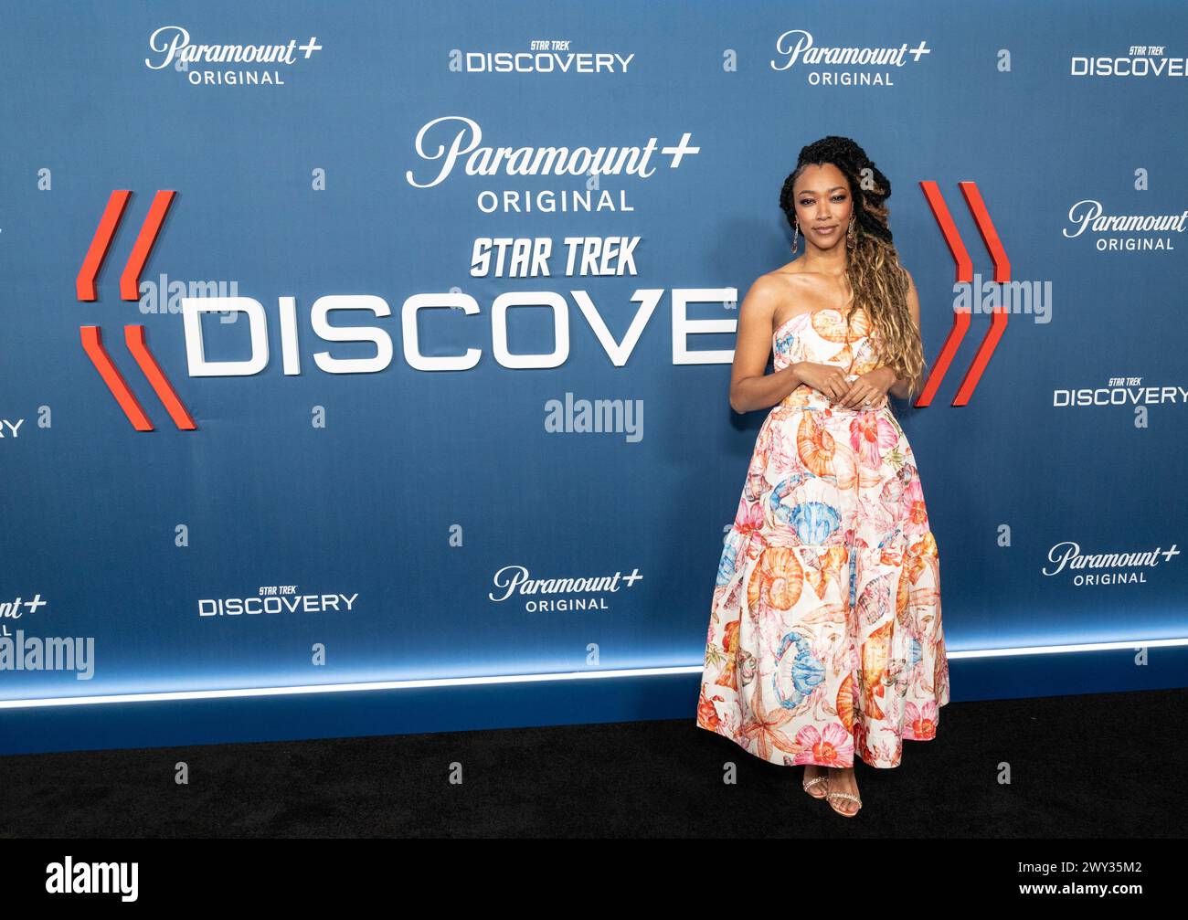 Sonequa Martin-Green trägt ein Kleid von Rebecca Vallance, das am 3. April 2024 auf dem AMC Lincoln Square in New York Premiere feiert Stockfoto
