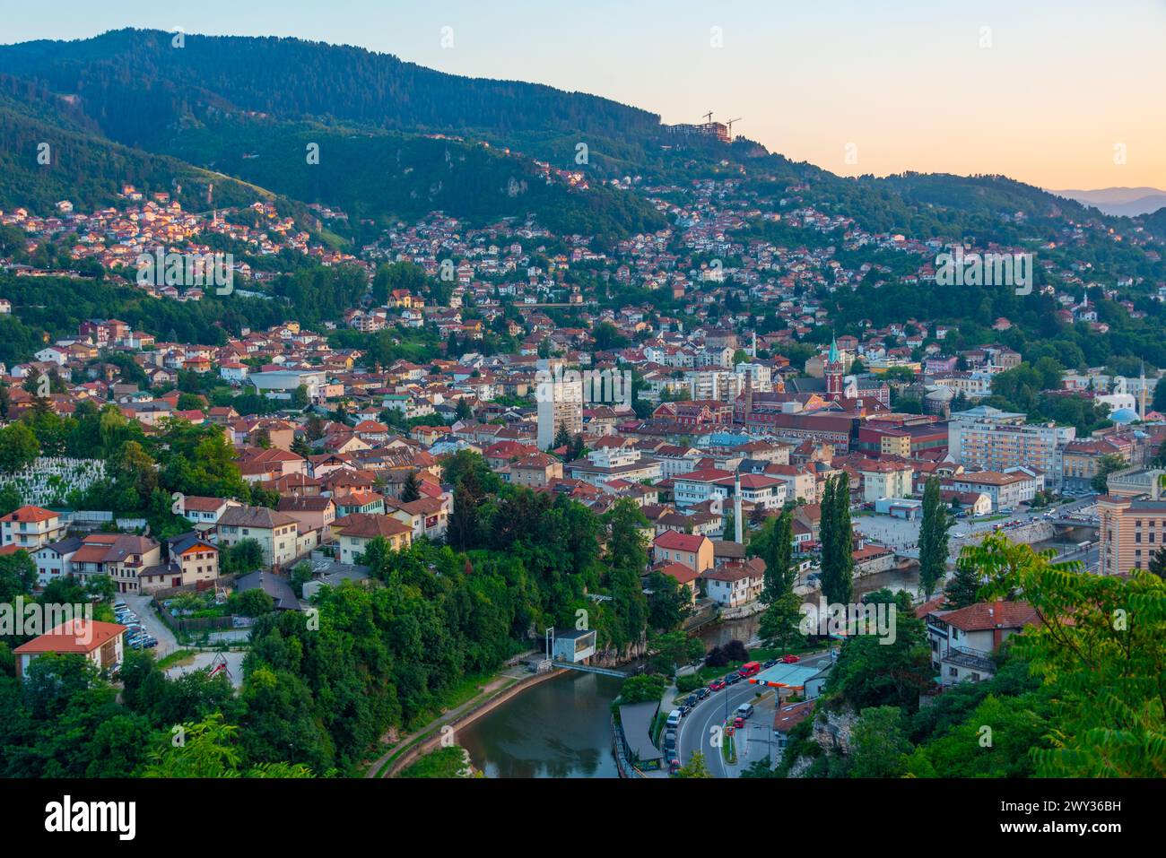 Blick auf Sarajevo bei Sonnenuntergang von der Gelben Festung, Bosnien und Herzegowina Stockfoto