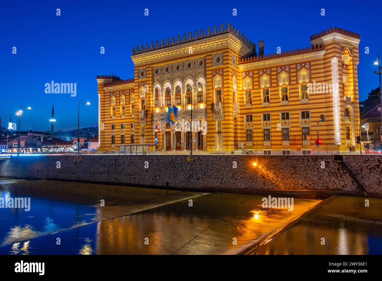 Blick auf das Rathaus von Sarajevo in Bosnien und Herzegowina bei Sonnenaufgang Stockfoto