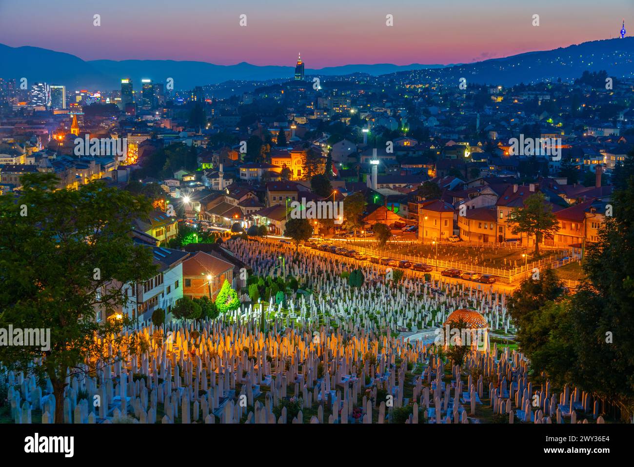 Blick auf Sarajevo bei Sonnenuntergang von der Gelben Festung, Bosnien und Herzegowina Stockfoto
