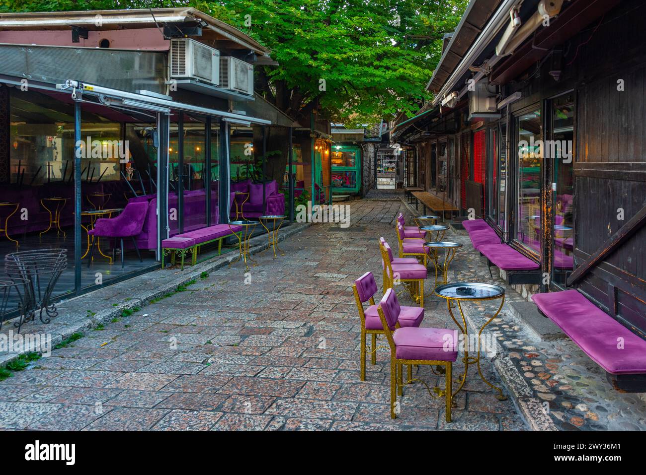 Sonnenaufgang über einer Straße in der Altstadt von Sarajevo, Bosnien und Herzegowina Stockfoto