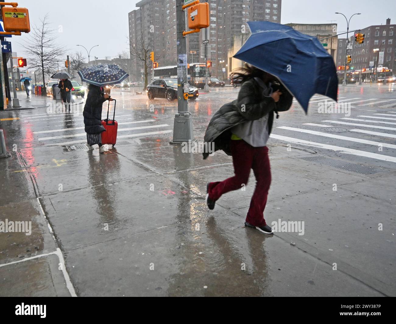 New York, New York, USA. April 2024. Stürmisches Wetter traf viele Städte entlang der Ostküste. In New York fiel der Regen über den Tag und der Wind schlug die Fußgänger. (Foto: Andrea RENAULT/Zuma Press) (Foto: © Andrea Renault/ZUMA Press Wire) NUR REDAKTIONELLE VERWENDUNG! Nicht für kommerzielle ZWECKE! Stockfoto