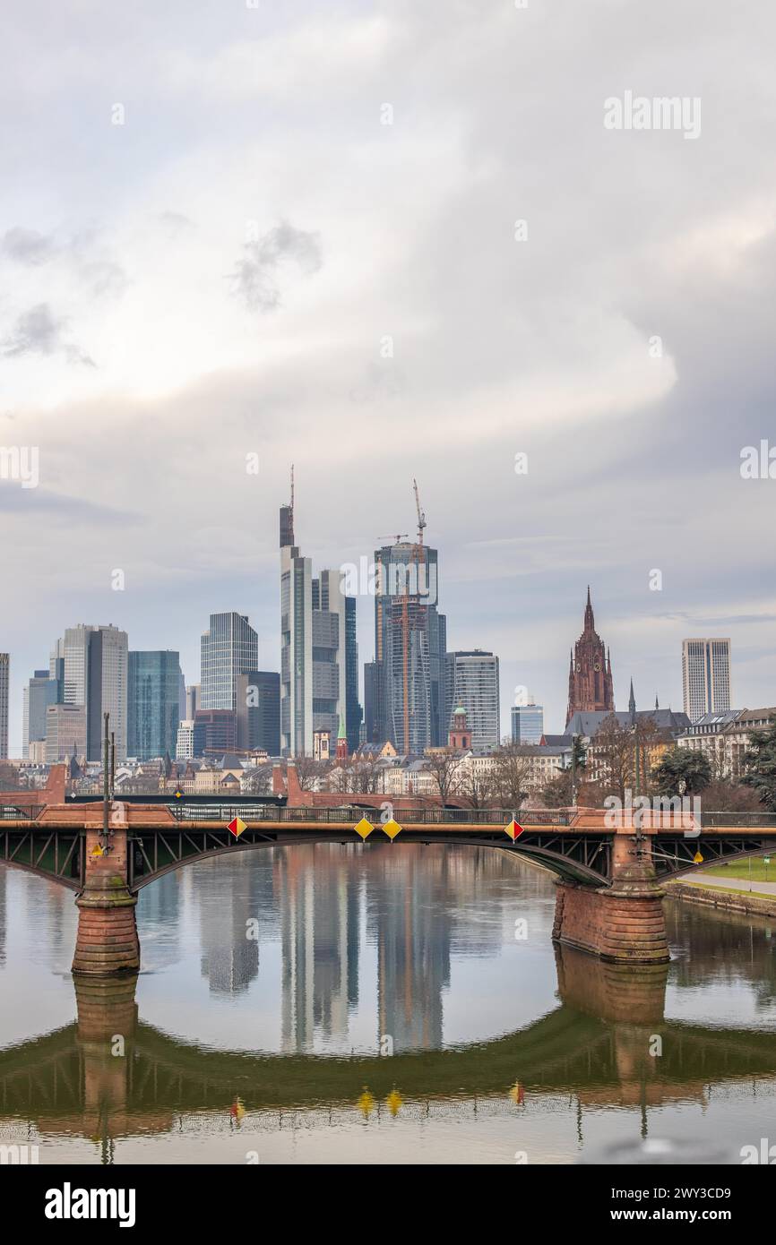 Sonnenaufgang an einem Flussufer im Zentrum einer großen Stadt. Frühling mit Blick auf die Skyline des Bankenviertels und die historischen Gebäude von Stockfoto