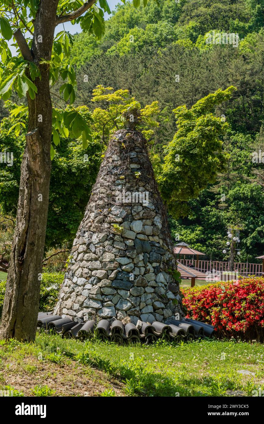 Konisch geformte Steinpyramide im öffentlichen Park am sonnigen Frühlingstag in Südkorea Stockfoto