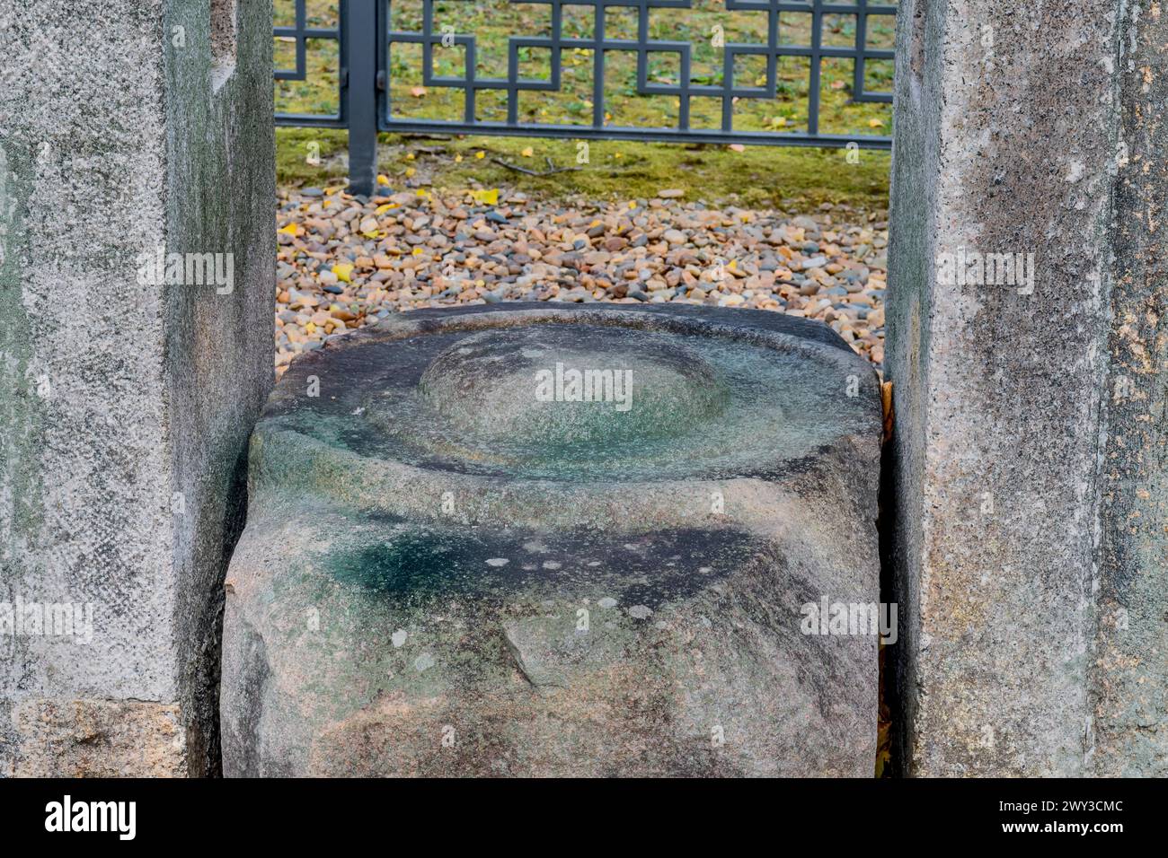 Nahaufnahme des Herzstücks der aus Stein geschnitzten Fahnenmasten Stützsäulen in Südkorea Stockfoto