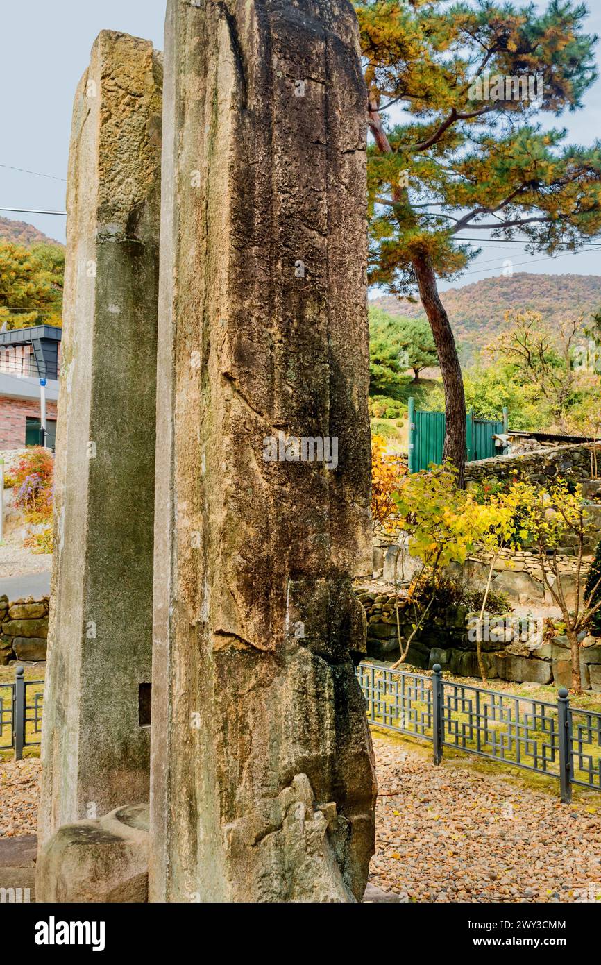 Nahaufnahme von Seiten der aus Stein geschnitzten Fahnenmasten Stützsäulen in Südkorea Stockfoto