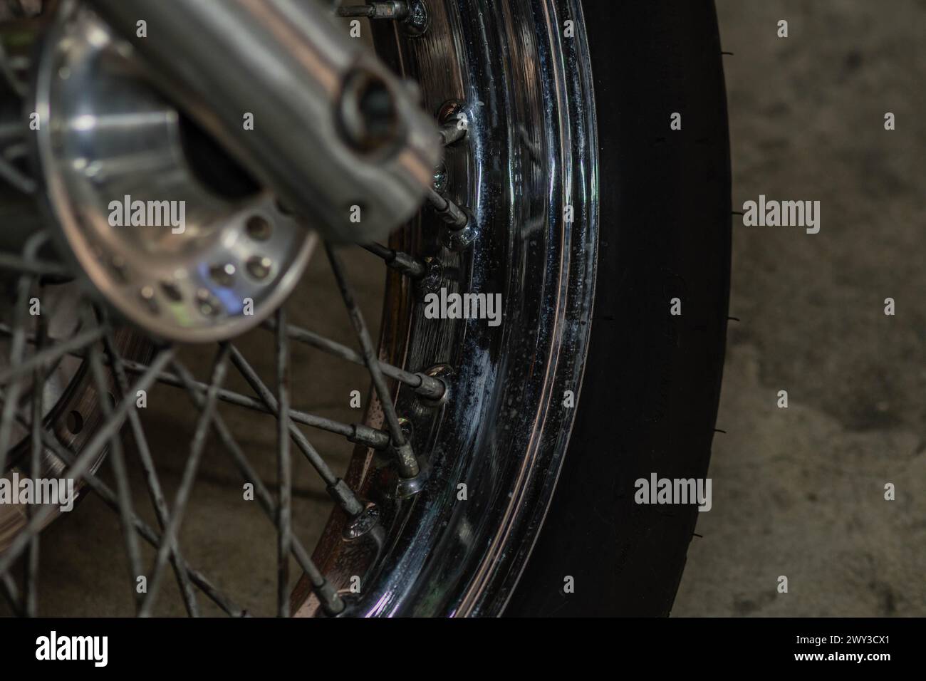 Nahaufnahme der Vorderräder und Speichen des Motorrads mit Schwerpunkt auf Speichen und Reifenfelge in Südkorea Stockfoto