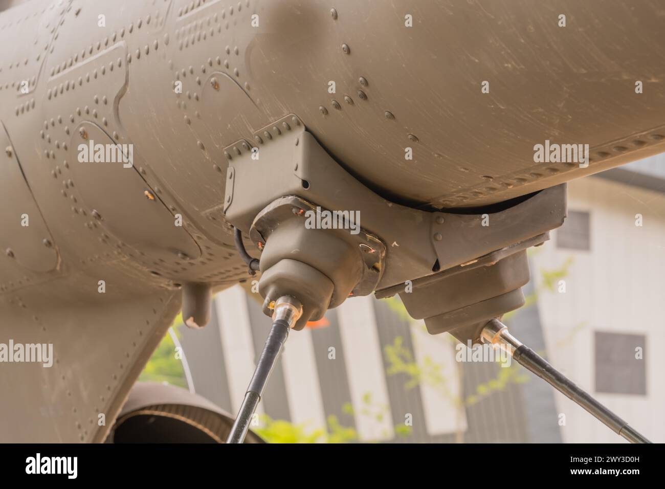 Nahaufnahme der Koaxialantenne, die am Unterwagen des Heereshubschrauber-Heckbooms in Südkorea angebracht ist Stockfoto