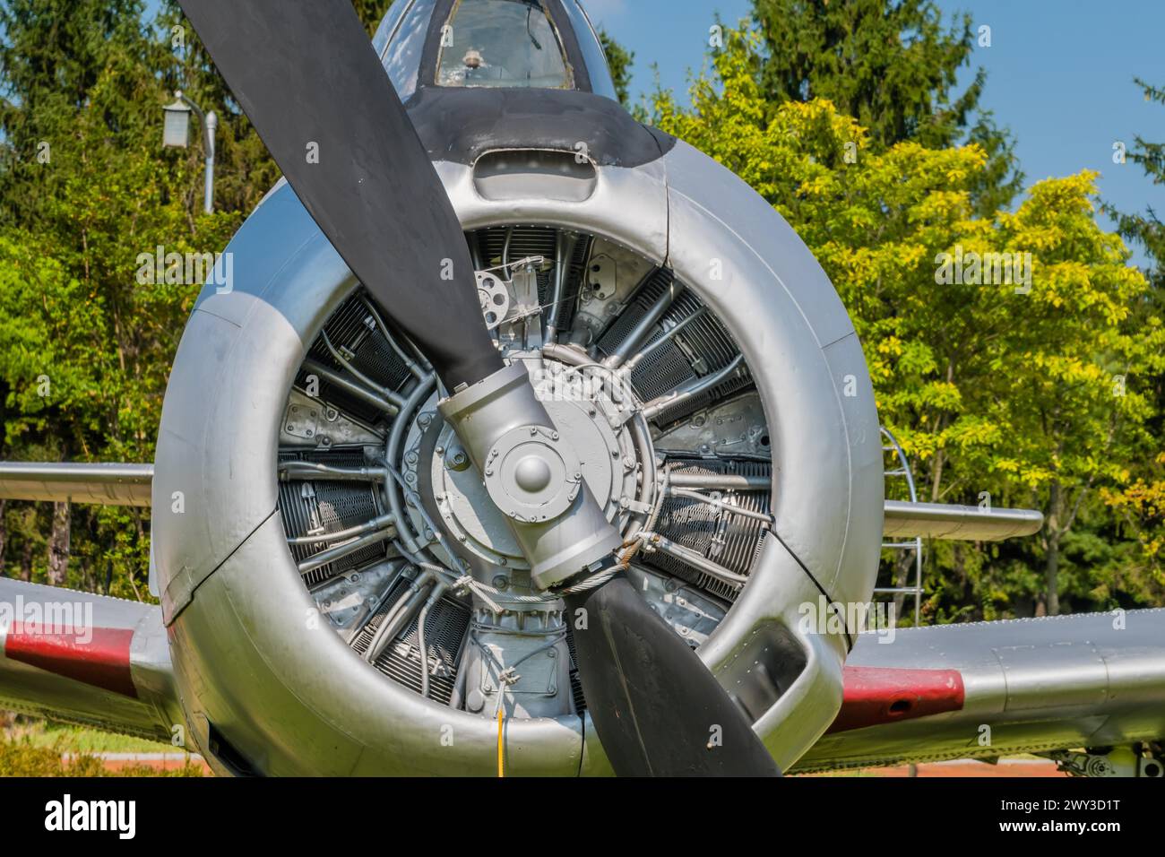 Nahaufnahme des Triebwerks und der Frontverkleidung von T28 Trojanischen Militärtrainingsflugzeugen im öffentlichen Park in Südkorea Stockfoto