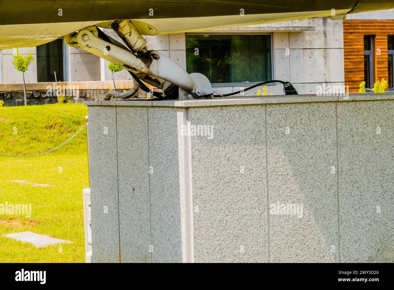 Hinterrad von Oldtimer-Flugzeugen auf Betonsäule in Südkorea Stockfoto