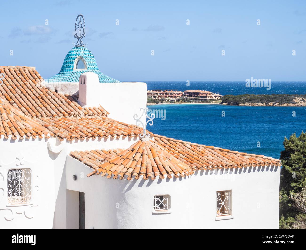 Typische Dächer, Stella Maris Kirche hinten, Detail, Porto Cervo, Sardinien, Italien Stockfoto