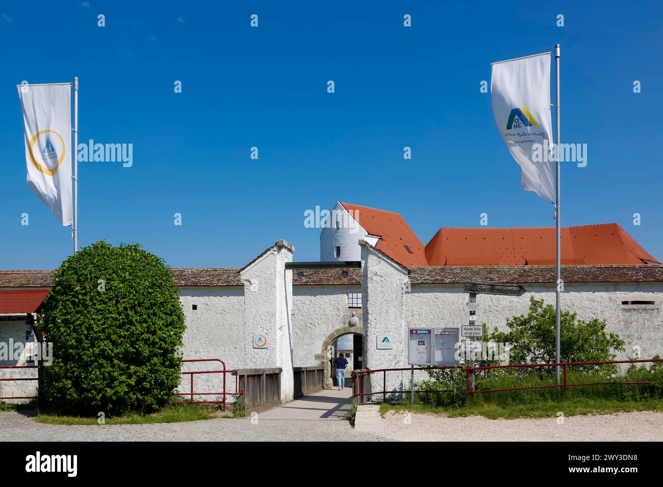 Schloss Wildenstein, Spornburg, mittelalterliche Burganlage, am besten erhaltene Festung aus dem Spätmittelalter, Eingang, Zugang, Brücke, Fahnen Stockfoto