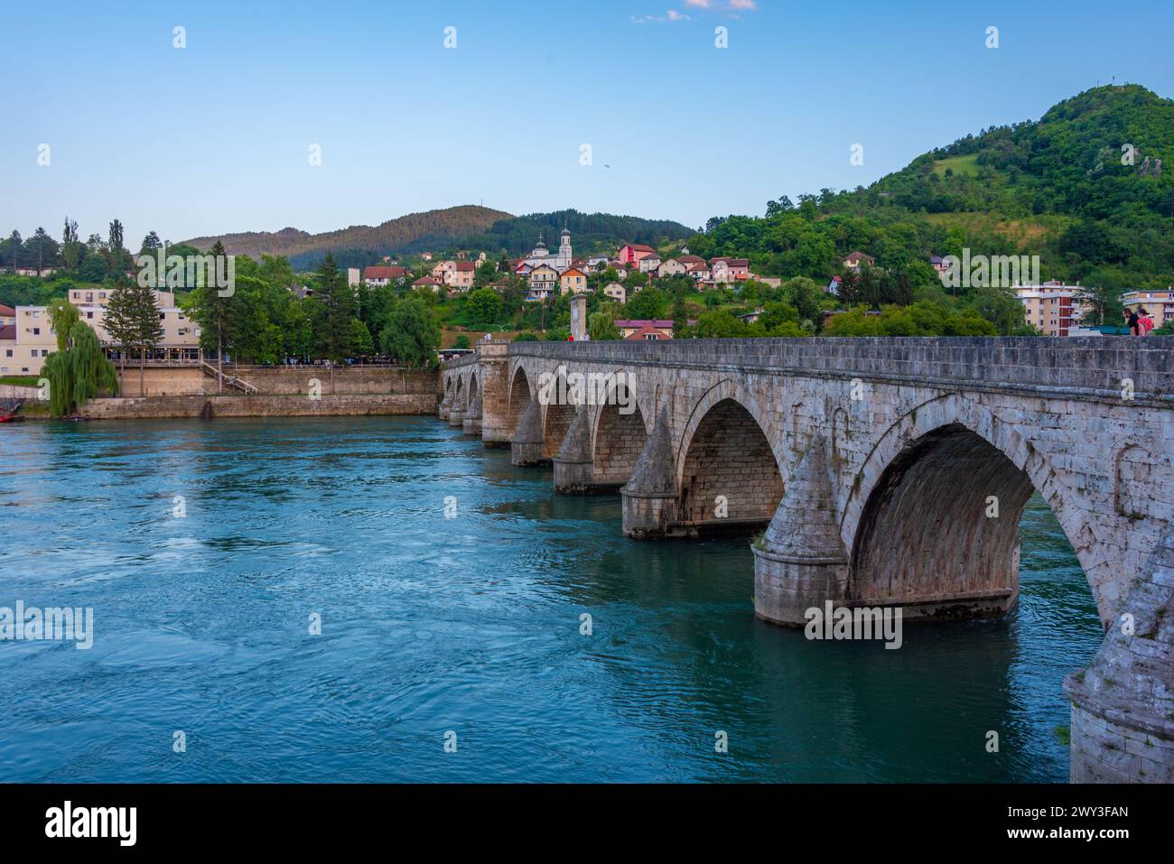 Blick auf den Sonnenaufgang der Mehmed Pasa Sokolovic Bridge in Visegrad, Bosnien und Herzegowina Stockfoto