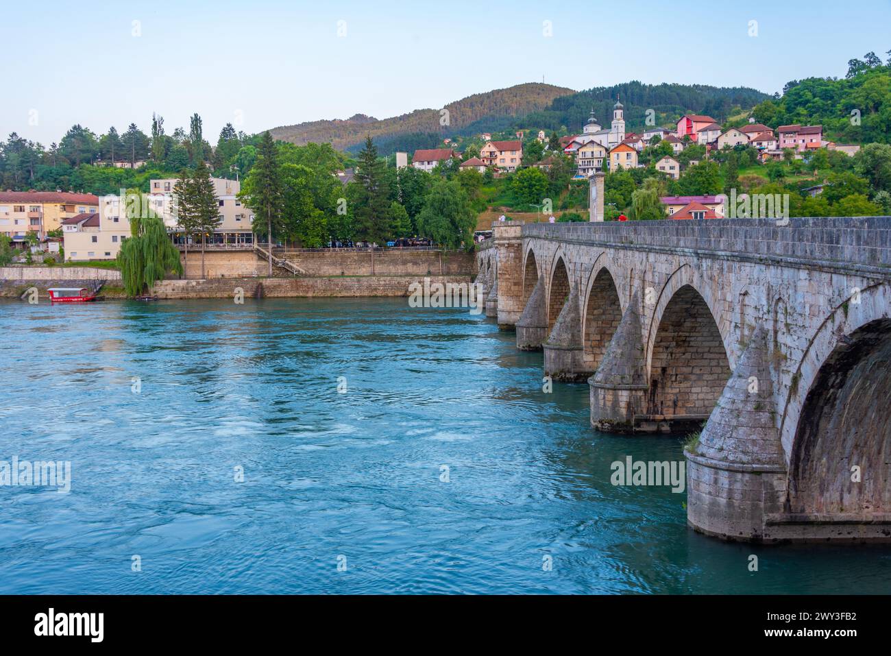 Blick auf den Sonnenaufgang der Mehmed Pasa Sokolovic Bridge in Visegrad, Bosnien und Herzegowina Stockfoto