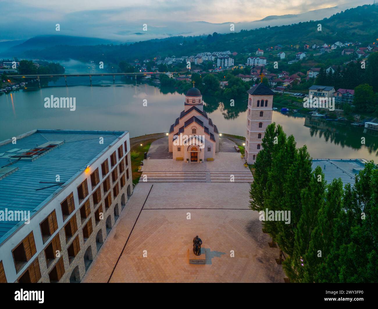 Nachtansicht auf Andricgrad in Bosnien und Herzegowina Stockfoto