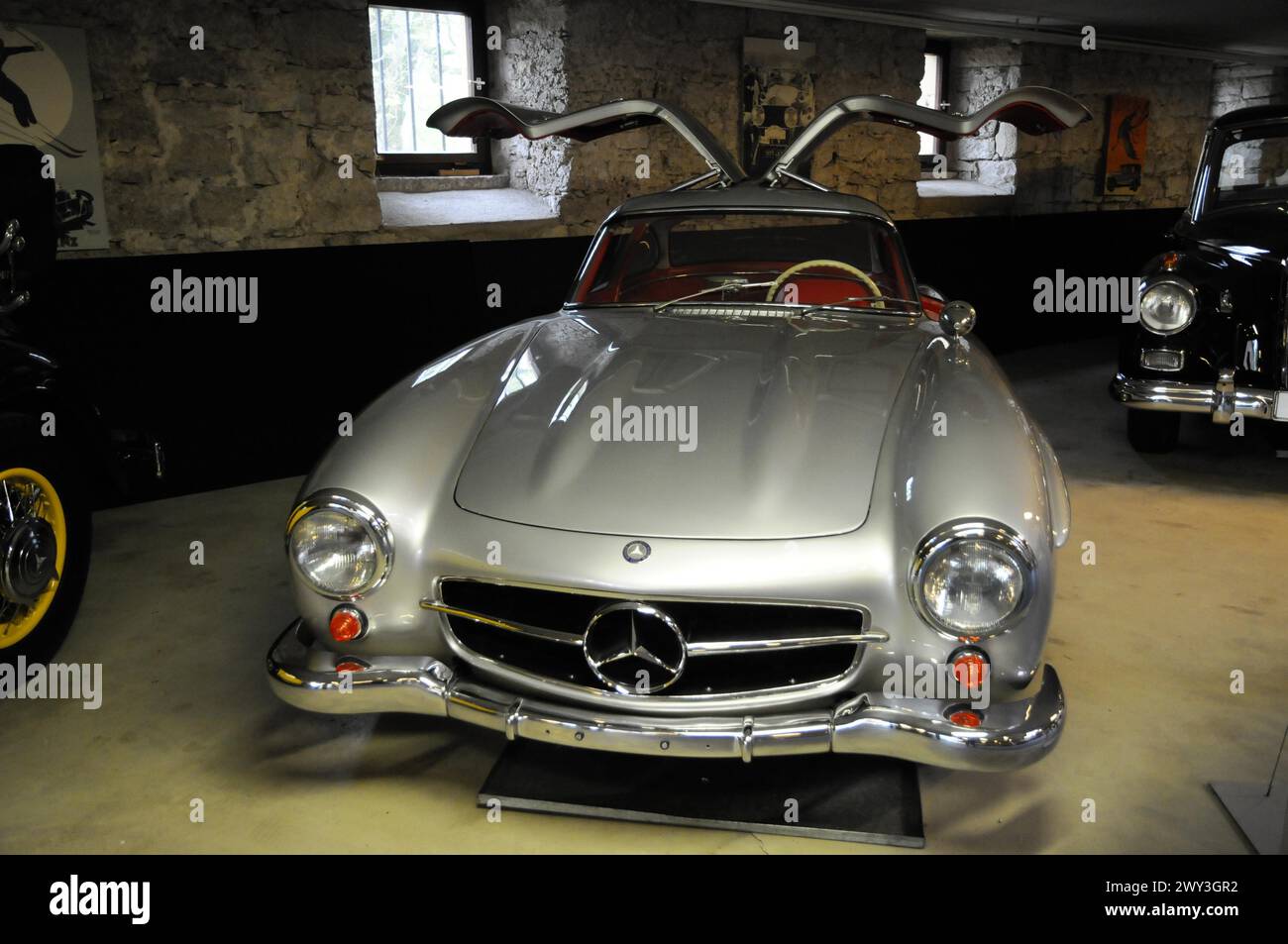 Deutsches Automuseum Langenburg, Vorderansicht eines silbernen Mercedes-Benz Oldtimers mit offenen Flügeltüren und Chromdetails, Deutsches Automuseum Stockfoto