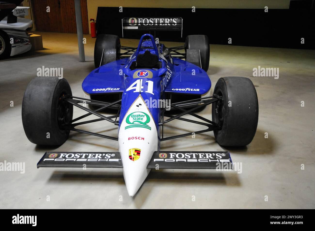 Deutsches Automuseum Langenburg, Ein blauer Formel-1-Rennwagen mit Goodyear- und Bosch-Sponsoring in einer Ausstellung, Deutsches Automuseum Langenburg Stockfoto