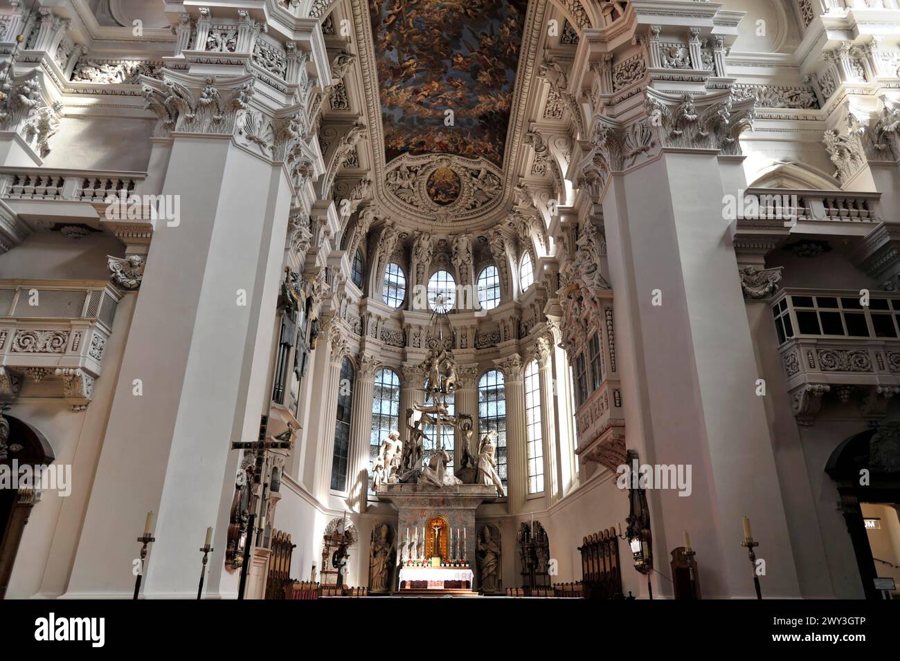 Stephansdom, Passau, Innenansicht einer Kirche mit beeindruckender Kuppel und Fresko-Dekoration, Passau, Bayern, Deutschland Stockfoto