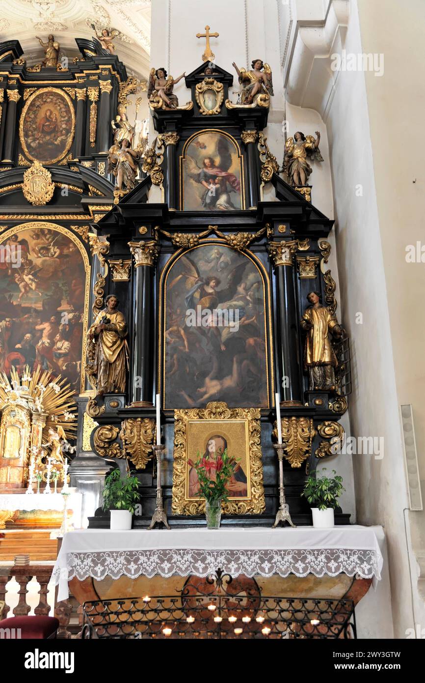 St. Pauls Pfarrkirche, die erste Kirche wurde um 1050 St. Paulus geweiht, Passau, opulenter Altar mit Heiligen, Gemälden und goldenem Gold Stockfoto