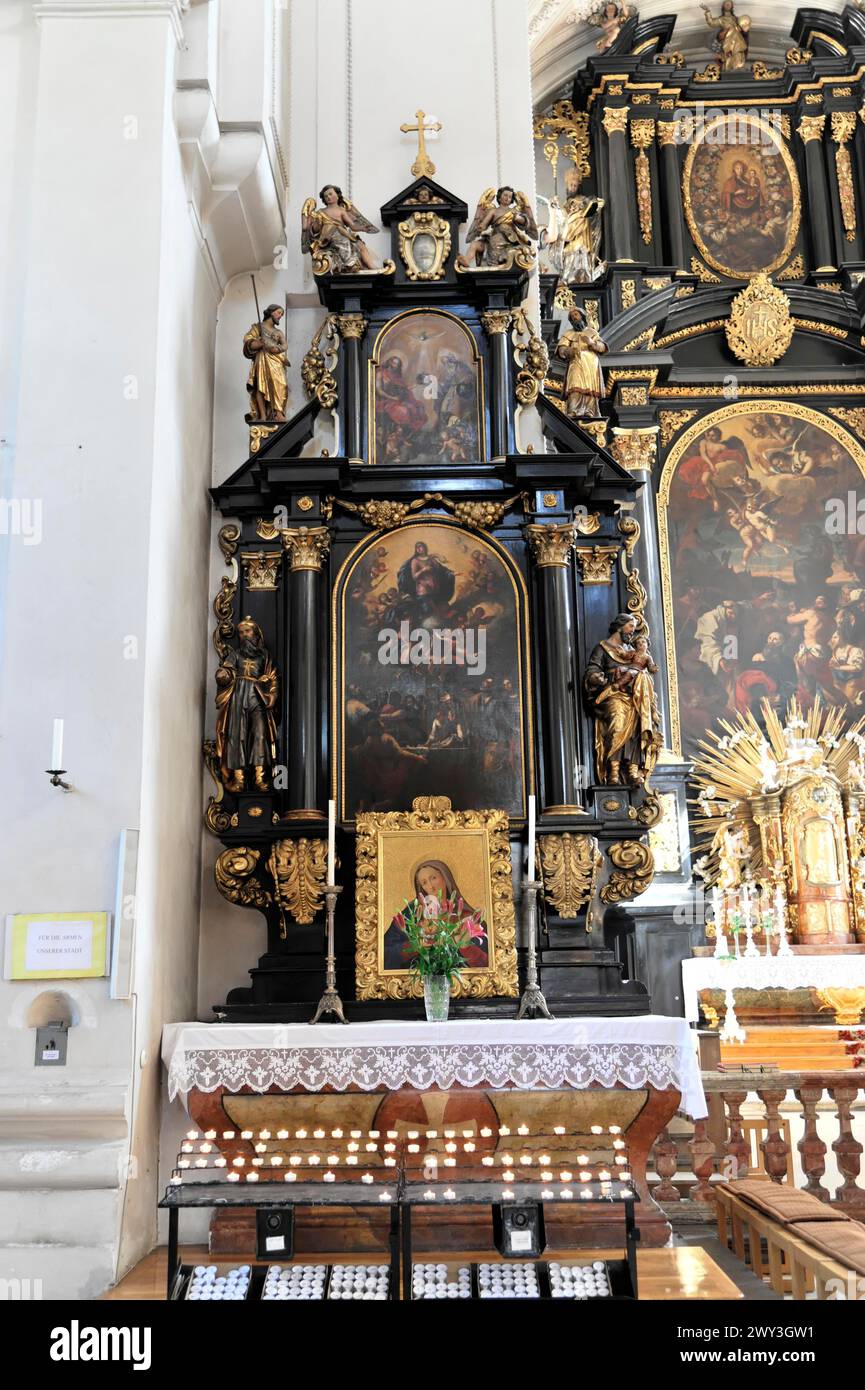 St. Pauls Pfarrkirche, die erste Kirche wurde um 1050 St. Paulus geweiht, Passau, Ein reich verzierter barocker Seitenaltar mit Statuen Stockfoto