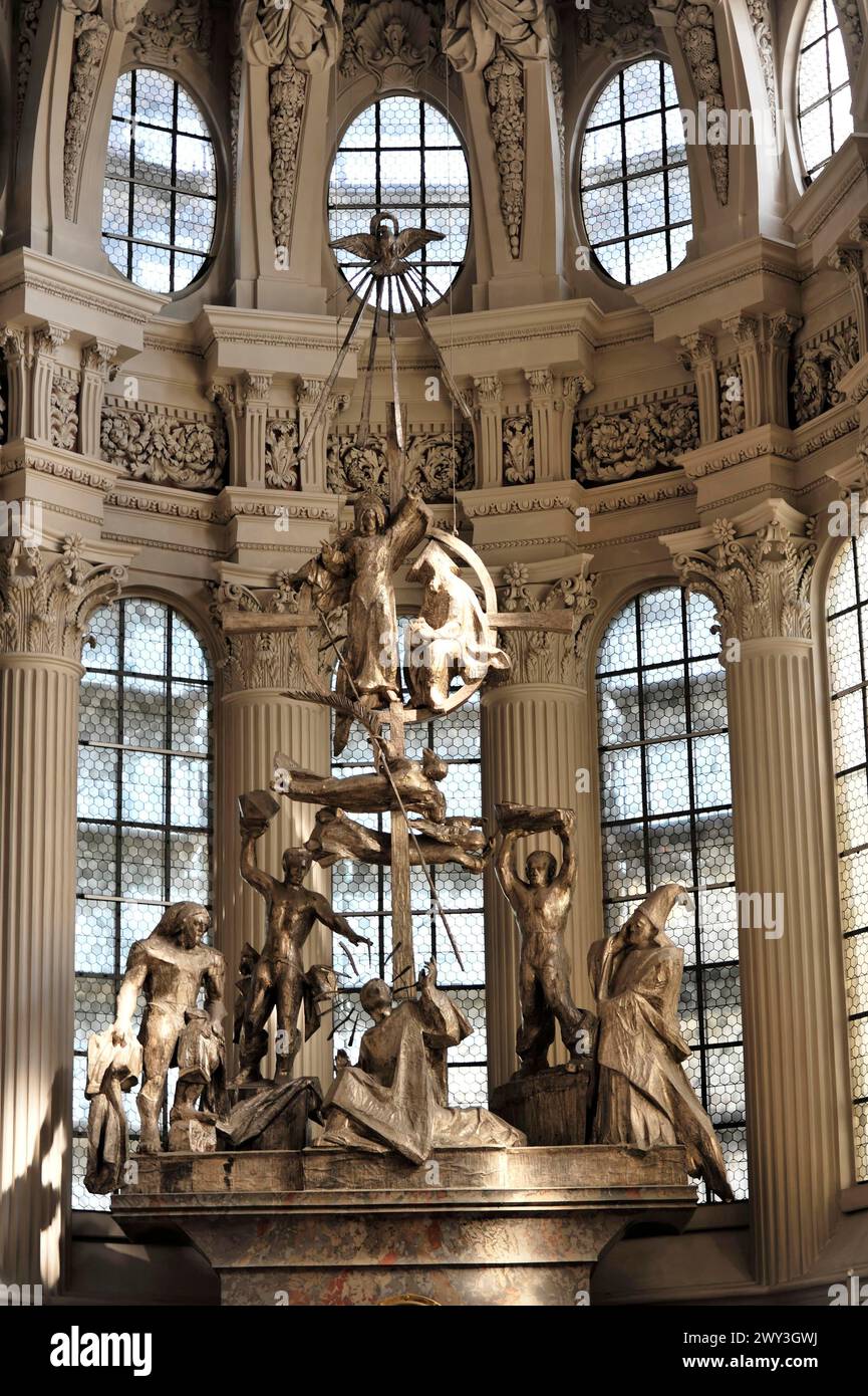 Stephansdom, Passau, Skulpturengruppe auf einem Kirchenaltar mit Licht durch Fenster, Stephansdom, Passau, Bayern Stockfoto