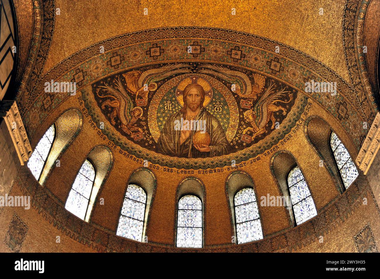 Erlöserkirche, Baubeginn 1903, Bad Homburg v. d. Hoehe, Hessen, christliche Ikonographie dargestellt durch ein Jesusmosaik in einer Kuppel Stockfoto