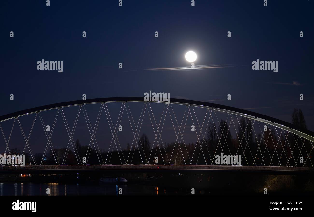 Nachtaufnahme, Vollmond über der Osthafenbrücke, Frankfurt am Main, Hessen, Deutschland Stockfoto