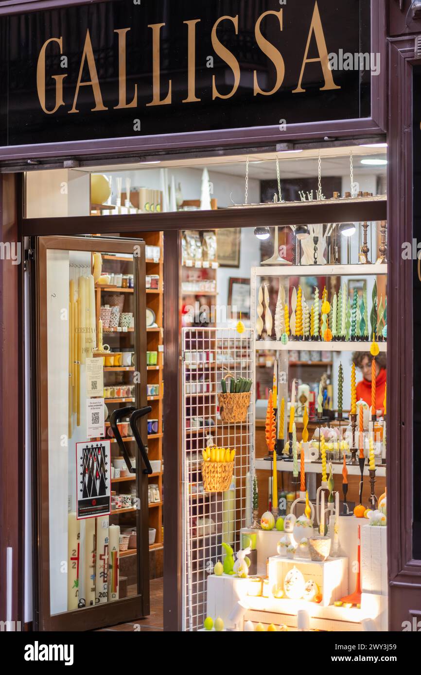 Ein altes Geschäft mit Kerzen in der Nähe der Ramblas in Barcelona, Spanien Stockfoto
